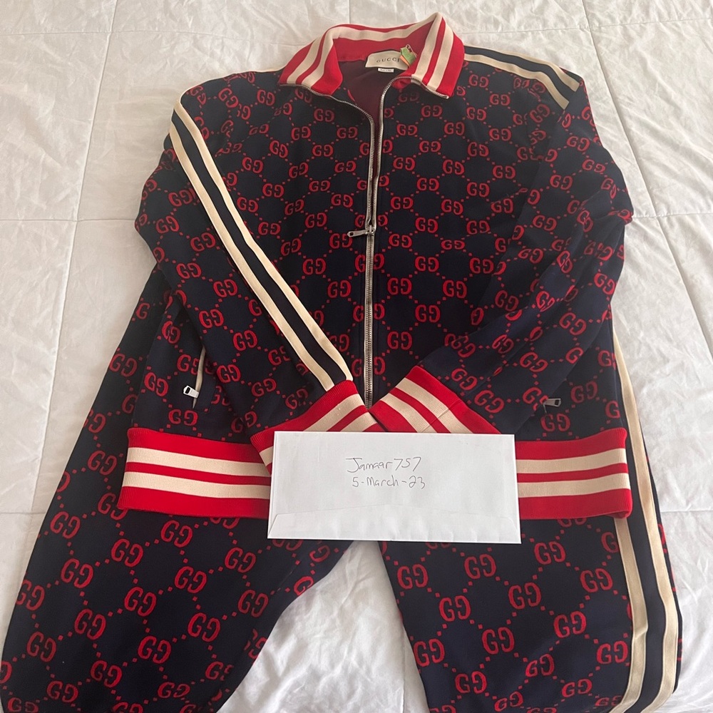 Gucci men’s sweatsuit size xxxl fits more like xxl